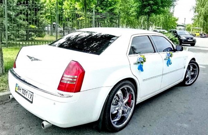 103 Chrysler 300C заказать на прокат - Киев 3