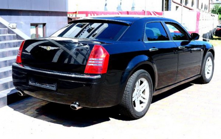 136 Chrysler 300c черный аренда с водителем - Киев 4