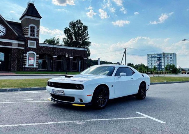 202 Dodge Challenger 6.4 белый аренда - Київ 2