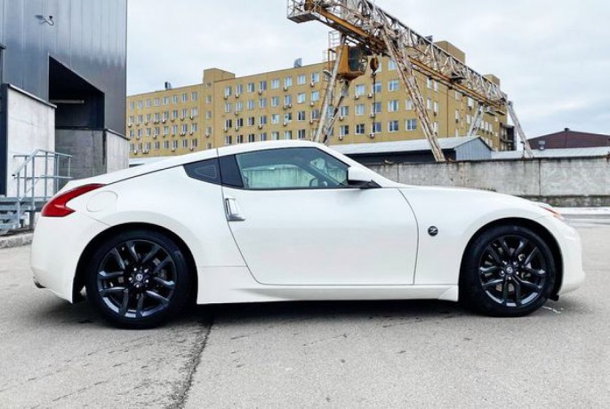 074 NISSAN 370Z белый арендовать спорткар - Киев 5