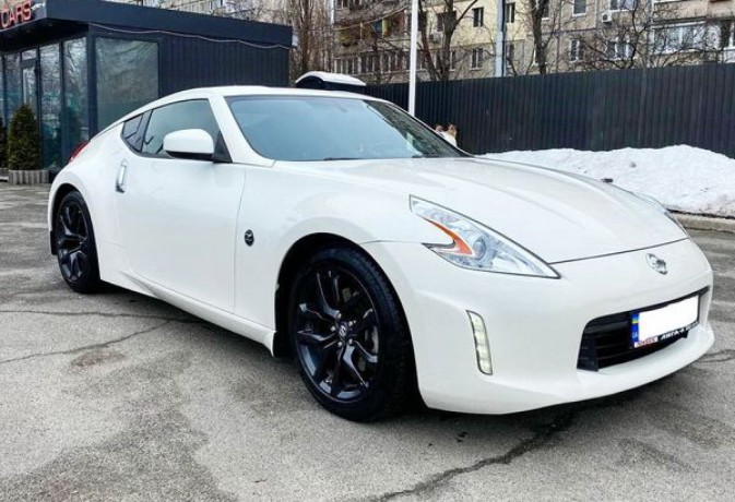 074 NISSAN 370Z белый арендовать спорткар - Киев 1