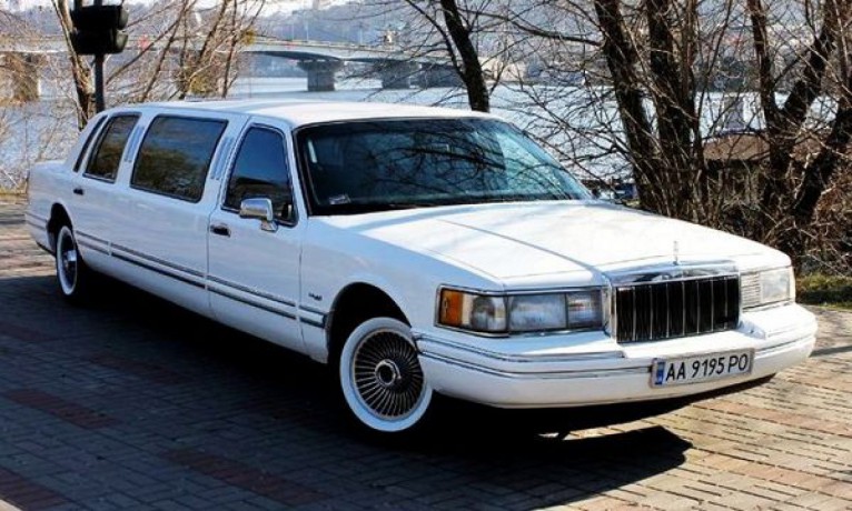 052 Лимузин Lincoln Town Car на прокат - Киев 0